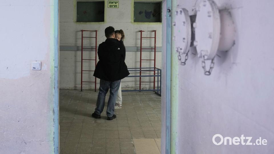 Israel greift den Iran an - Zivilisten stehen in Ramat Gan in einem Schutzraum, nachdem Alarm ausgelöst wurde infolge eines israelischen Angriffs auf den Iran. Bild: Oded Balilty/AP/dpa