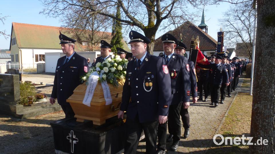Feuerwehrmänner aus Weiherhammer und Kaltenbrunn begleiten den Sarg. In großer Zahl versammeln sich am Samstag Gläubige, Weggefährten und Vertreter des öffentlichen Lebens in Weiherhammer, um Abschied von Altbürgermeister Georg Härning zu nehmen. Bild: Siegfried Bock