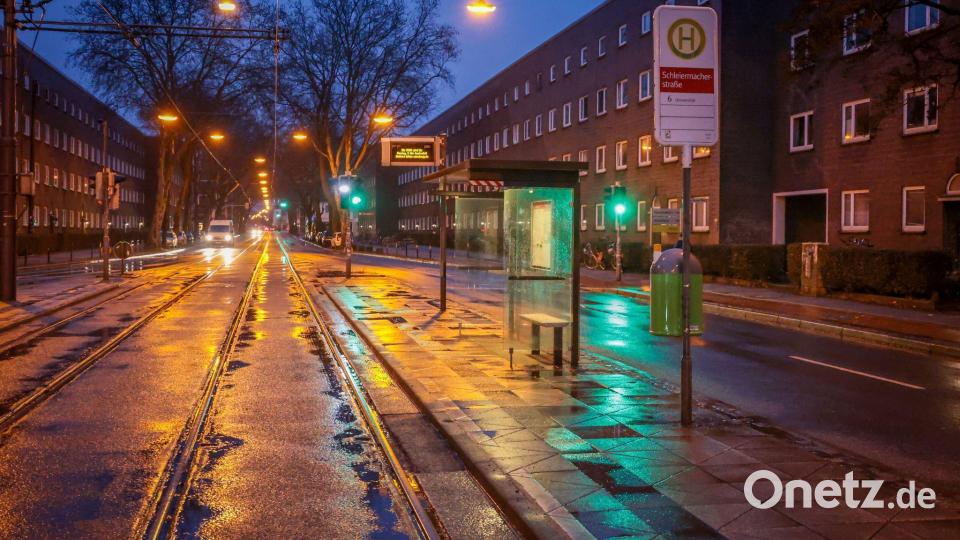 Keine Tram, keine Fahrgäste an der Haltestelle. Bild: Focke Strangmann/dpa