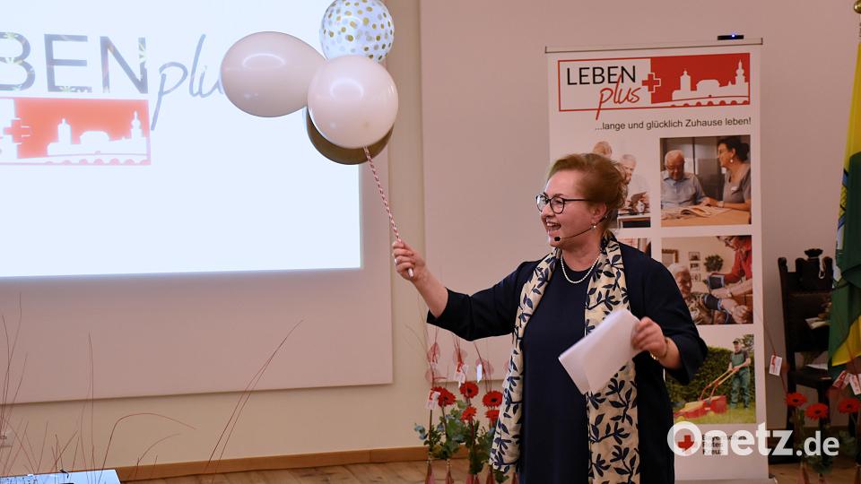 Quartiersmanagerin Cornelia Stahl ließ Luftballons platzen zur Feier. Ihre Arbeit hat nachhaltig die Stadt Tirschenreuth verändert - hin zu einer seniorenfreundlichen Stadt. Bild: ubb