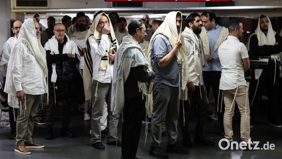 Menschen in Israel harrten in Schutzräumen aus. Bild: Oren Ziv/dpa
