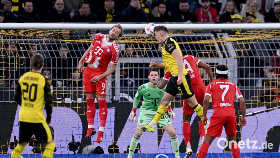 Die Heimfans jubelten beim Führungstreffer von Nico Schlotterbeck (m), die Bayern-Fans waren aber auch aus einem anderen Grund still. Bild: David Inderlied/dpa