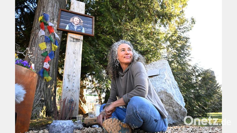 Laura Dahlmeiers Mutter hat zusammen mit der Familie die Gedenkstätte in dem Park gestaltet, der jetzt Laura-Dahlmeier-Park heißt. Bild: Felix Hörhager/dpa