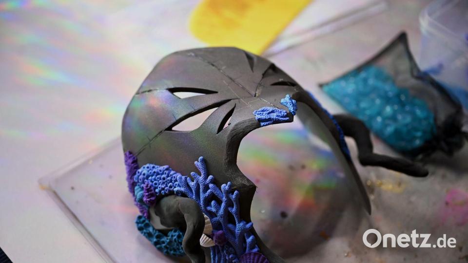 Neben ihrem aktuellen Kostüm arbeitet sie an einer Maske aus Foam Clay. Bild: Jennifer Brückner/dpa