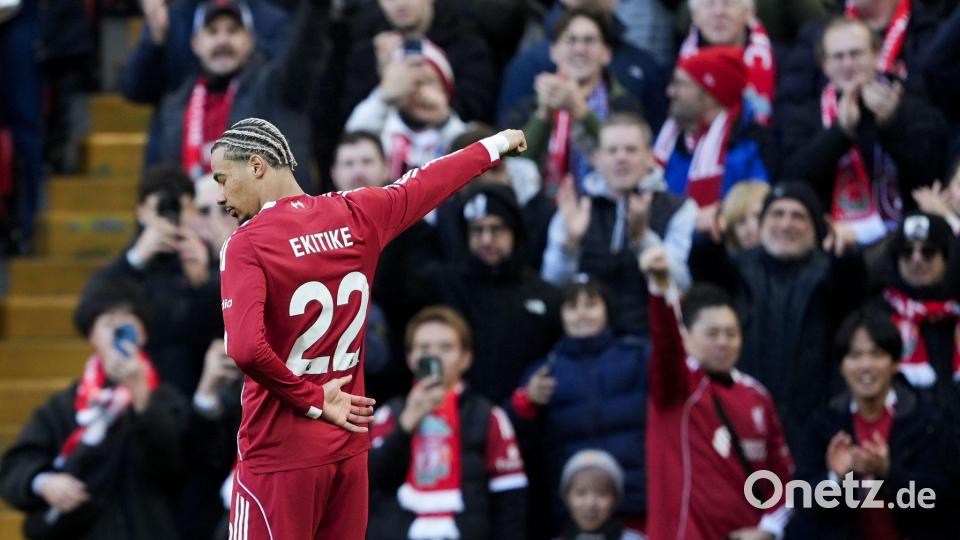 Liverpools Hugo Ekitike (r) feiert den Führungstreffer. Bild: Peter Byrne/PA Wire/dpa