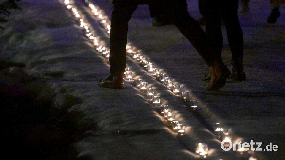 Kerzen in einer symbolischen Loipe erinnern an Laura Dahlmeier. Bild: Felix Hörhager/dpa