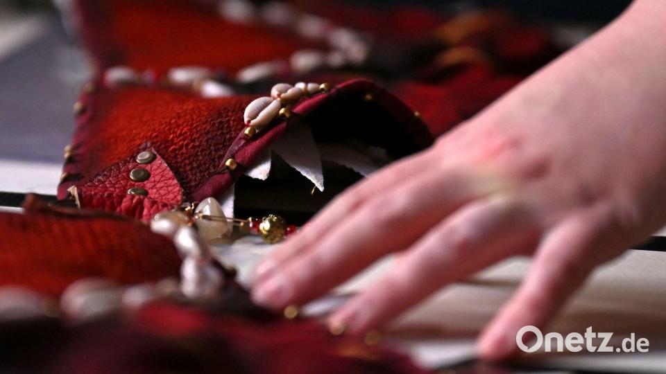 Der Stoff wird extra eingefärbt, um ihn benutzt aussehen zu lassen. Bild: Jennifer Brückner/dpa