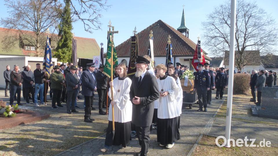 In großer Zahl versammeln sich am Samstag Gläubige, Weggefährten und Vertreter des öffentlichen Lebens in Weiherhammer, um Abschied von Altbürgermeister Georg Härning zu nehmen. Bild: Siegfried Bock