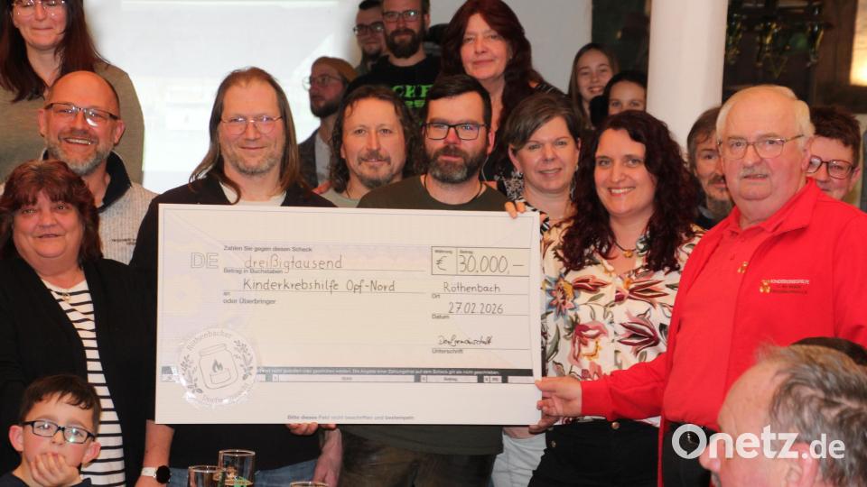 Beim "Rechensimmer" wird der symbolische Scheck in Höhe von 30.000 Euro an Herbert Putzer (rechts) von der Kinderkrebshilfe übergeben. Bild: Konrad Rosner