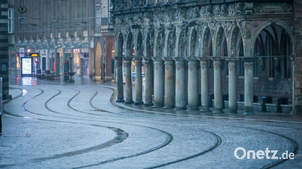 Keine Straßenbahn weit und breit - am Morgen vor dem Bremer Rathaus. Bild: Focke Strangmann/dpa
