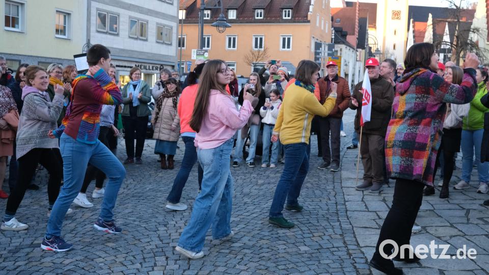 Mitglieder einer Jazztanzgruppe aus dem Schwandorfer Studio von Andrea Nerf tanzten eine Choreographie zum italienischen Freiheitslied „Bella Ciao“ und ermunterten die Teilnehmer zum Mitmachen. Bild: Hirsch