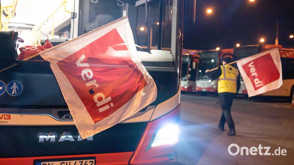 Busfahrer im Warnstreik - Verdi hat zur Arbeitsniederlegung aufgerufen. Bild: Benjamin Westhoff/dpa