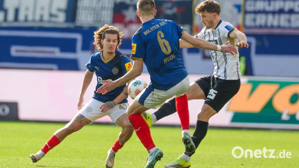 Elversbergs Lukas Petkov (r) im Duell mit den Kielern John Tolkin (l) und Marko Ivezic. Bild: Frank Molter/dpa