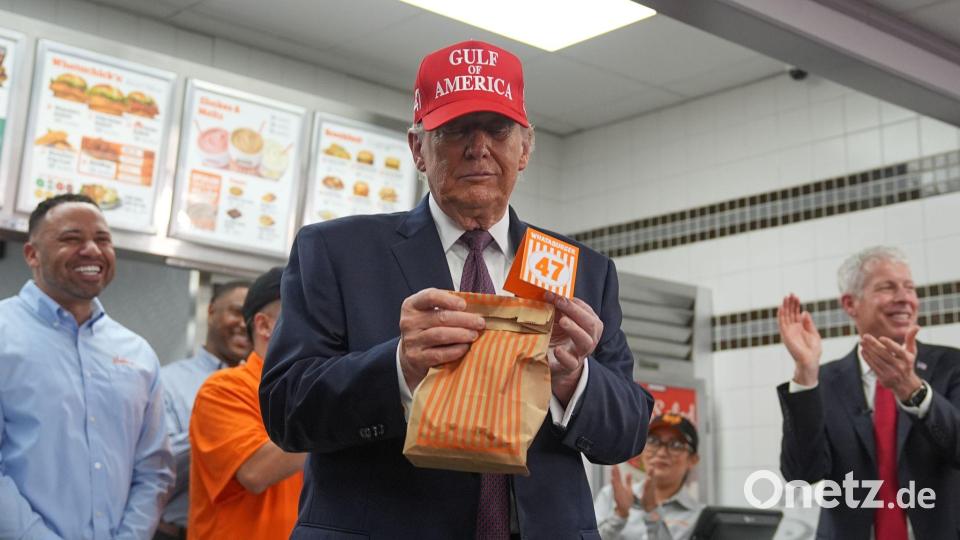 US-Präsident Donald Trump besucht ein Whataburger-Restaurant. Bild: Matt Rourke/AP/dpa