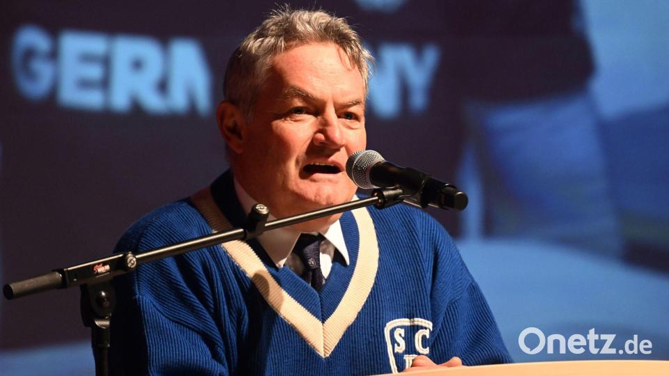 Michael Maurer, Präsident des Skiclubs Partenkirchen, würdigt Laura Dahlmeier. Bild: Felix Hörhager/dpa