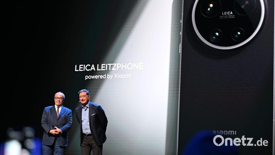 Nach der Präsentation bekamen Leica-Chef Matthias Harsch (rechts) und der Aufsichtsratsvorsitzende Andreas Kaufmann viel Applaus. Bild: Wolf von Dewitz/dpa