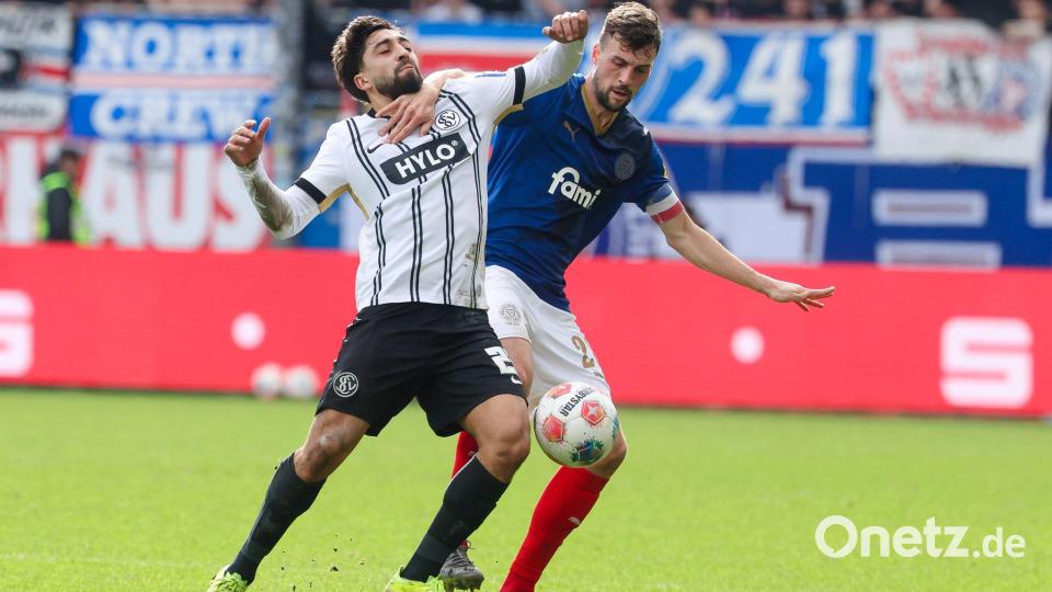 Elversbergs Immanuel Pherai (l) und Kiels Jonas Meffert im Zweikampf. Bild: Frank Molter/dpa