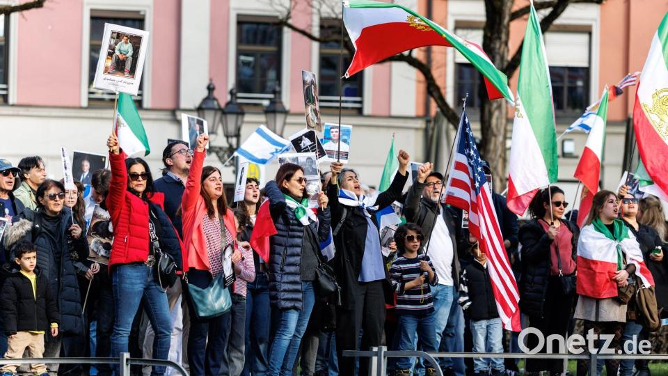 Auch in anderen deutschen Städten gingen Menschen gegen die iranische Regierung auf die Straße, etwa in Berlin, Hamburg und Frankfurt. Bild: Matthias Balk/dpa