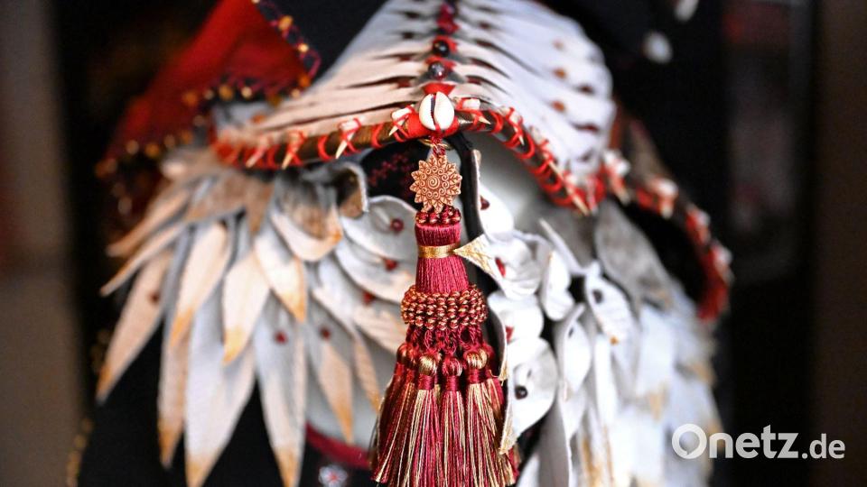 Für ihr Cosplay wiedervendet Toni viele Sachen vom Flohmarkt, wie etwa eine Quaste von einem ehemaligen Vorhang. Bild: Jennifer Brückner/dpa