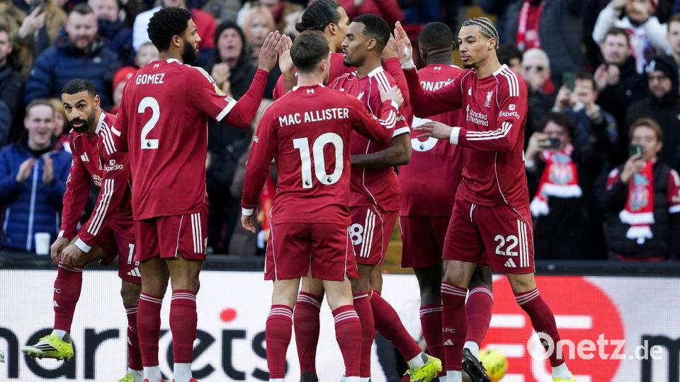 Liverpools Hugo Ekitike (r) feiert das 1:0 mit seinen Teamkollegen. Bild: Peter Byrne/PA Wire/dpa