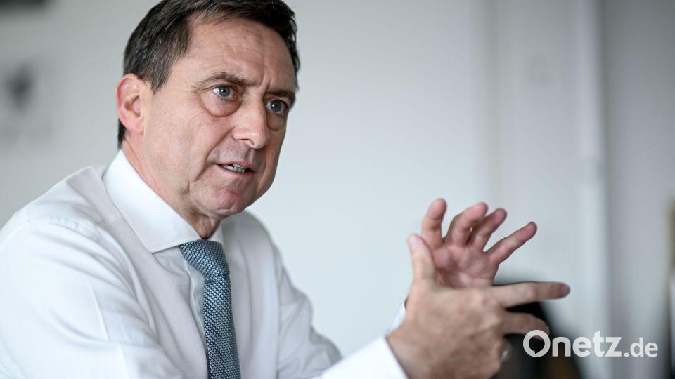 Verbandschef Oliver Blatt, der auch die Pflegekassen vertritt, warnt: „Die Hütte brennt“. (Archivbild) Bild: Britta Pedersen/dpa