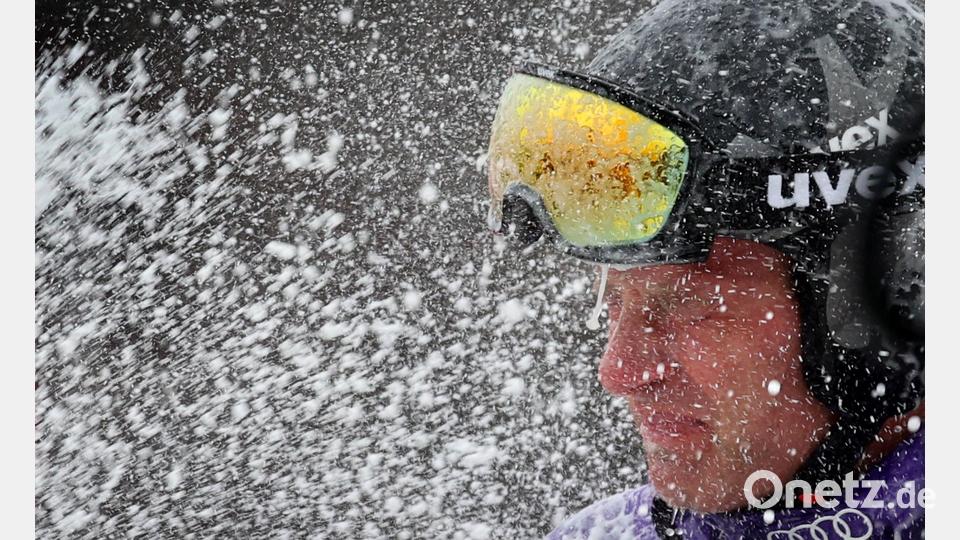 Romed Baumann bekommt in Garmisch eine Schampusdusche verabreicht. Bild: Karl-Josef Hildenbrand/dpa