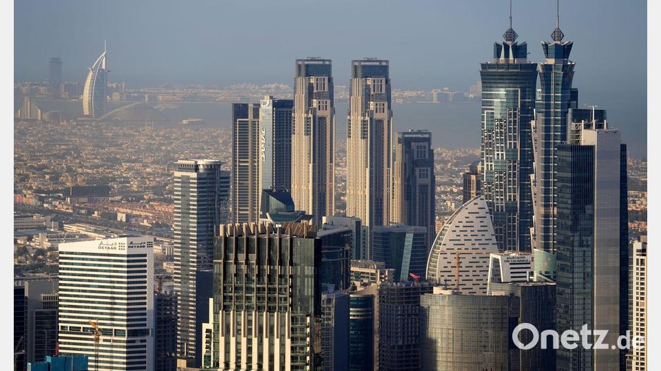 Einige beliebte Reiseziele liegen in der Golfregion, etwa Dubai – hier sind nun viele deutsche Urlauber gestrandet. (Archivbild) Bild: Kamran Jebreili/AP/dpa