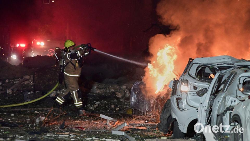Ein Feuerwehrmann versucht, ein brennendes Auto zu löschen. Bild: Tomer Neuberg/AP/dpa
