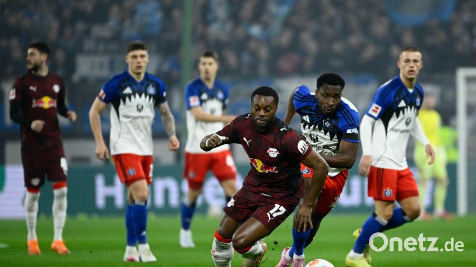 Ridle Baku (RB Leipzig) (l-r) und Philip Otele (Hamburger SV) kämpfen um den Ball. Bild: Gregor Fischer/dpa