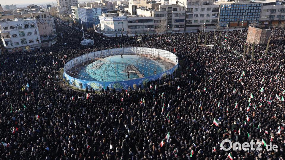 Eine Menschenmenge trauert in Teheran nach dem Tod von Ajatollah Ali Chamenei durch die Angriffe der USA und Israels. Bild: Vahid Salemi/AP/dpa