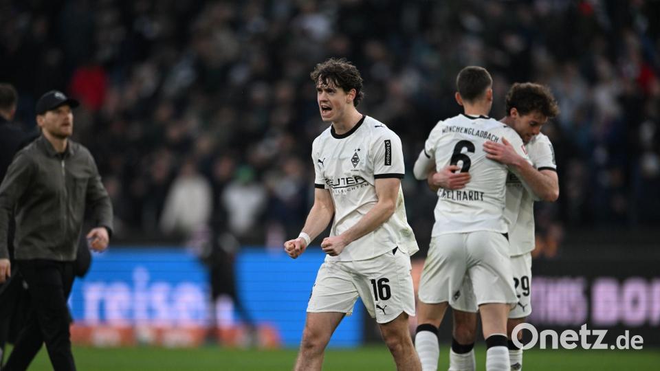 Die Gladbacher bejubeln den wichtigen Heimsieg. Bild: Fabian Strauch/dpa