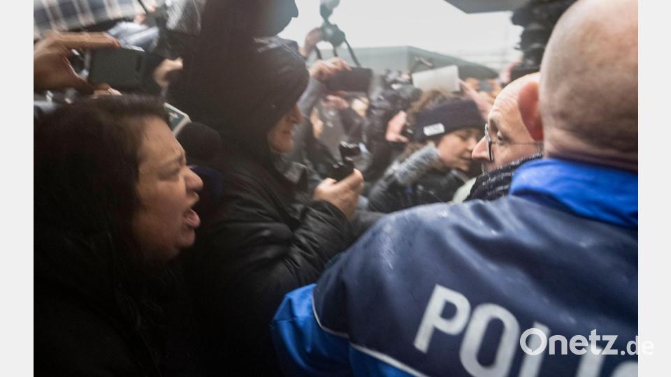 Angehörige konfrontieren Barbesitzer Moretti mit Wut und Trauer. (Archivbild) Bild: Alessandro Della Valle/KEYSTONE/dpa