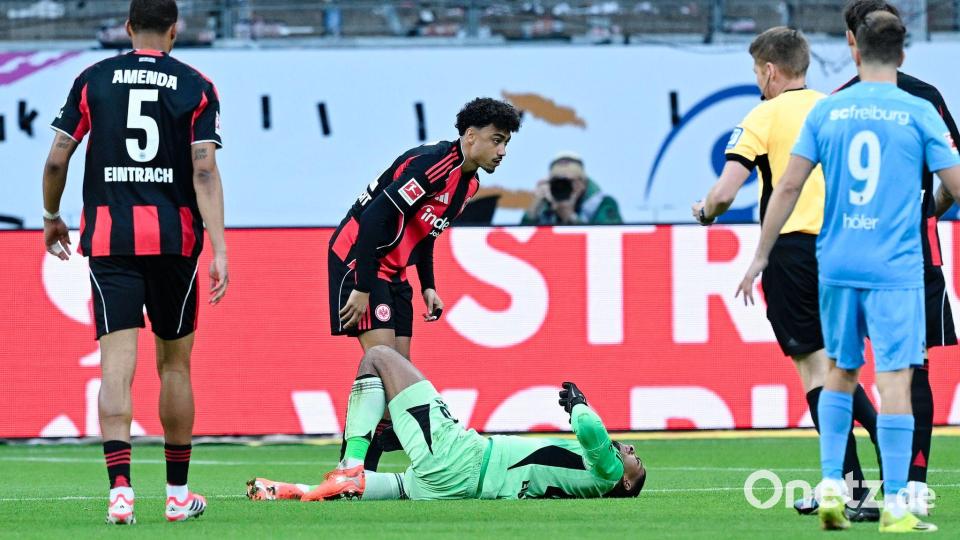 Früher Verletzungsschock: Frankfurts Schlussmann Kauã Santos verletzte sich am Knie. Bild: Uwe Anspach/dpa