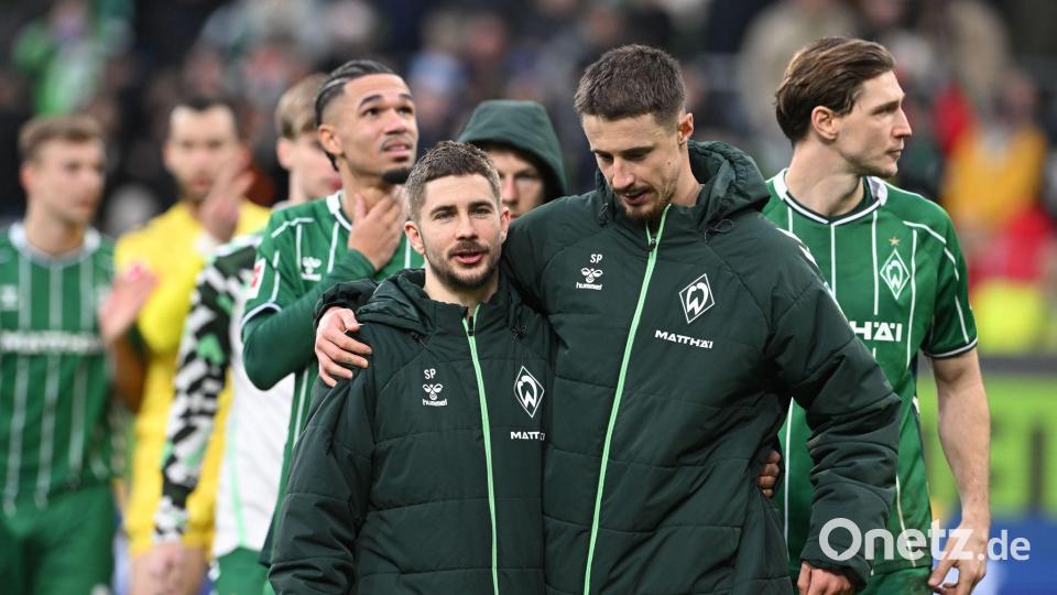 Erleichtert: Werders Romano Schmid (l) mit Landsmann und Teamkollege Marco Friedl Bild: Carmen Jaspersen/dpa