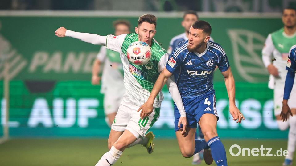 Kampf um jeden Ball: Schalkes Hasan Kurucay (r) im Duell mit dem Fürther Branimir Hrgota. Bild: Daniel Karmann/dpa