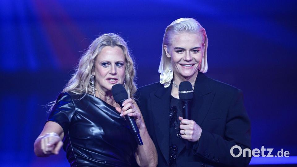 Barbara Schöneberger und Hazel Brugger führten durch den Vorentscheid. Bild: Britta Pedersen/dpa