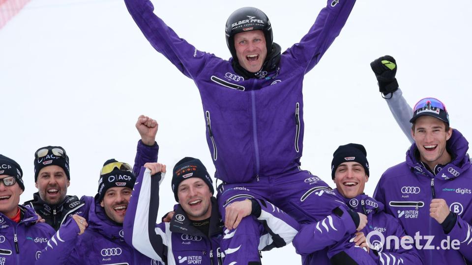 Von den Teamkollegen wird Romed Baumann noch einmal auf Schultern gehoben. Bild: Karl-Josef Hildenbrand/dpa