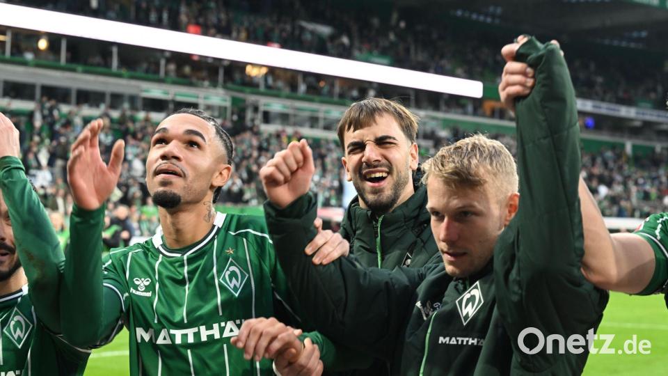 Durften sich endlich wieder feiern lassen: Werders Torschütze Jovan Milosevic (M) mit Justin Njinmah (l) und Marco Grüll Bild: Carmen Jaspersen/dpa