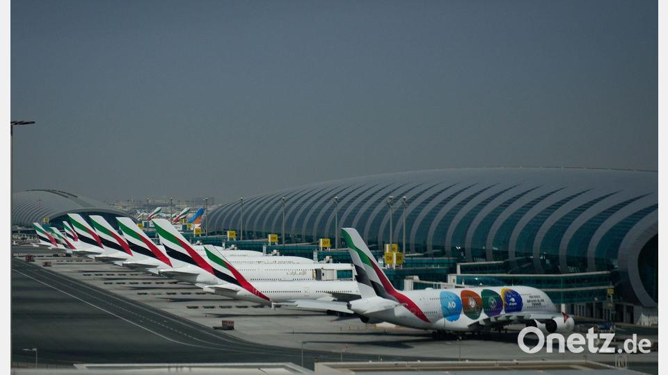 Emirates-Flugzeuge werden nach der Schließung des Dubai International Airport geparkt. Bild: Altaf Qadri/AP/dpa