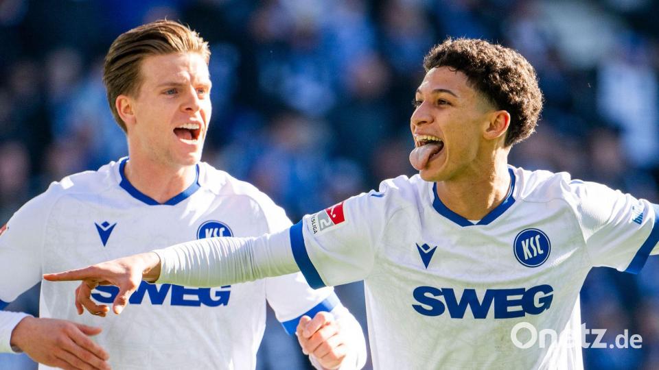 Die Karlsruher Dzenis Burnic (l) und Torschütze Louey Ben Farhat (r) bejubeln das Tor zum 0:1. Auch das 0:2 erzielte er. Bild: Julius Frick/dpa