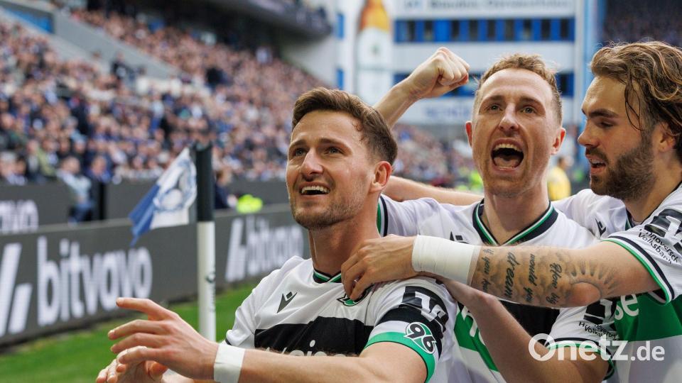 Enzo Leopold (l) feiert sein Tor für Hannover. Bild: Friso Gentsch/dpa