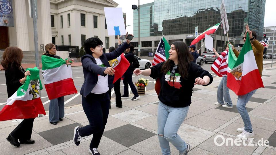 Menschen tanzen und singen. Bild: David Carson/St. Louis Post-Dispatch/dpa