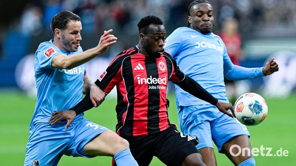 Der SC Freiburg um Christian Günter (l) und Bruno Ogbus (r) sowie Eintracht Frankfurt mit Arnaud Kalimuendo (M) lieferten sich ein umkämpftes Duell. Bild: Uwe Anspach/dpa