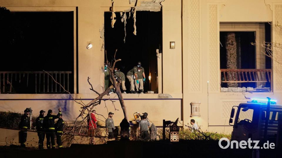 Feuerwehrleute und Rettungskräfte inspizieren Schäden im Fairmont The Palm Hotel in Dubai. Bild: Altaf Qadri/AP/dpa