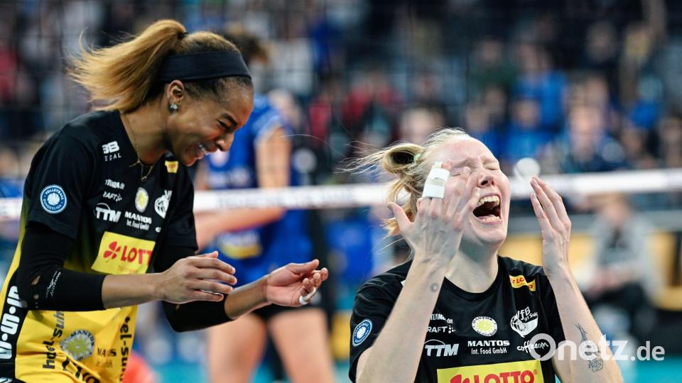 Laakonen (r) konnte die Pokal-Sensation kaum fassen. Bild: Uwe Anspach/dpa