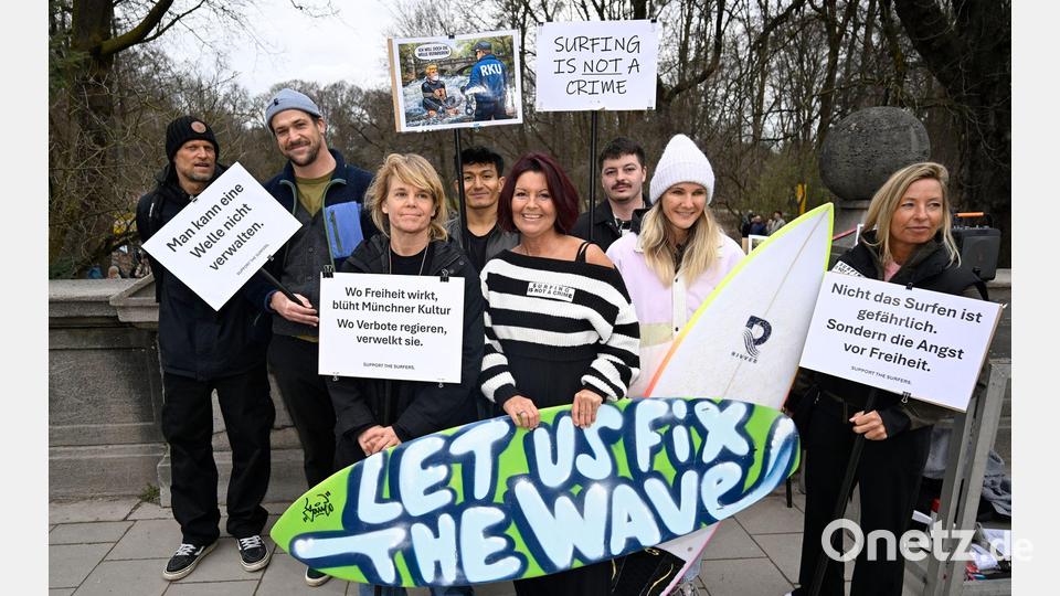 Wellenreiterinnen und Wellenreiter wüssten selbst am besten, wie die Welle sich wieder aufbaue und sicher surfbar sei, meint der Surfclub. Bild: Felix Hörhager/dpa