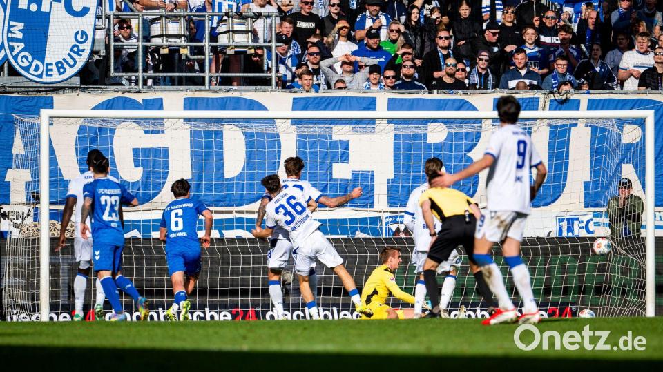 Der Magdeburger Dariusz Stalmach (3.vl, Nr.6) schießt das Tor zum 1:2 Bild: Julius Frick/dpa