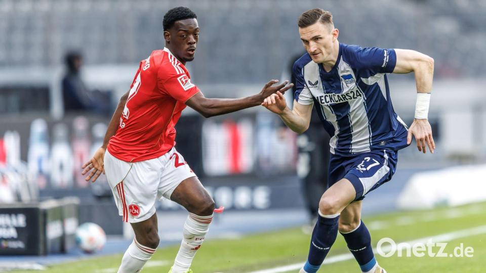 Nürnbergs Rabby Nzingoula im Zweikampf mit Herthas Niklas Kolbe. Bild: Andreas Gora/dpa