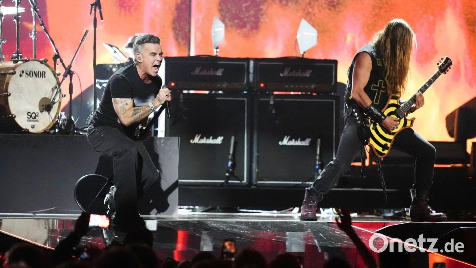 Robbie Williams (l) tritt während der Brit Awards 2026 in Manchester, England, auf. Bild: Scott A Garfitt/Invision/AP/dpa