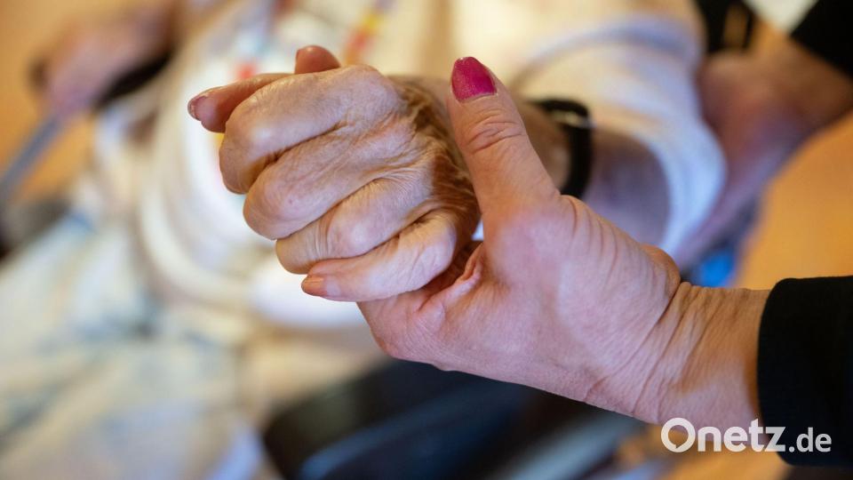 Die Finanzlage der Pflegeversicherung bleibt angespannt. (Archivbild) Bild: Marijan Murat/dpa